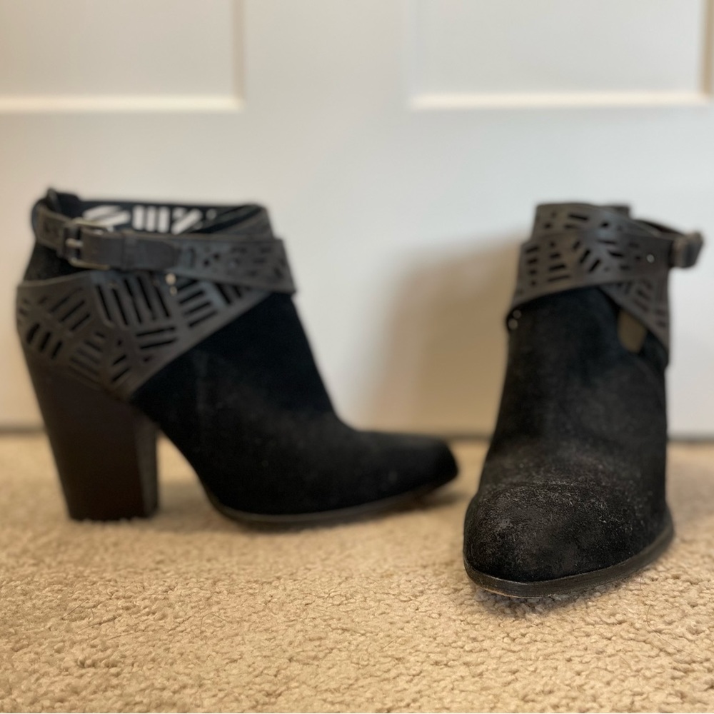 Black heeled boots